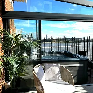 Apartment 3 X Bedroom Riverside Flat With Hot Tub On Roof Terrace, London